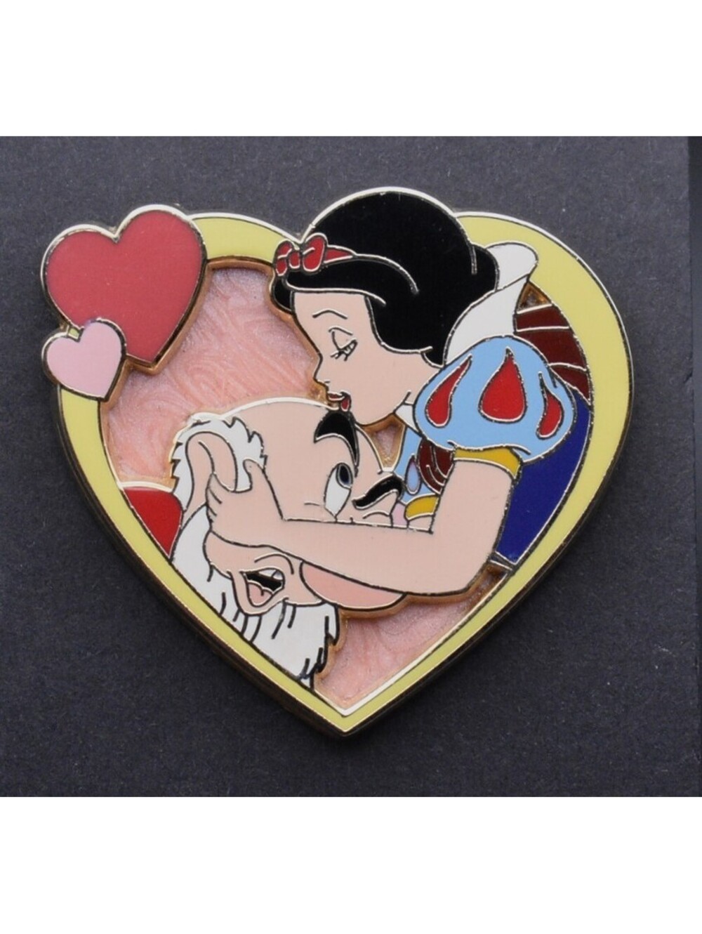 Disney DLR Kisses Collection Snow White Kissing Grumpy Heart LE 750 Pin (C4)